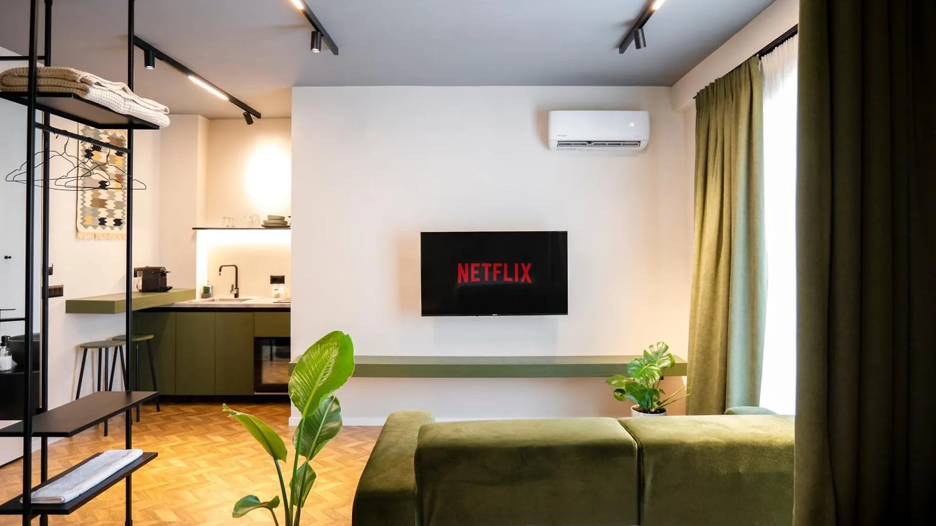 Muz Studios Tirana 0*,  Albania